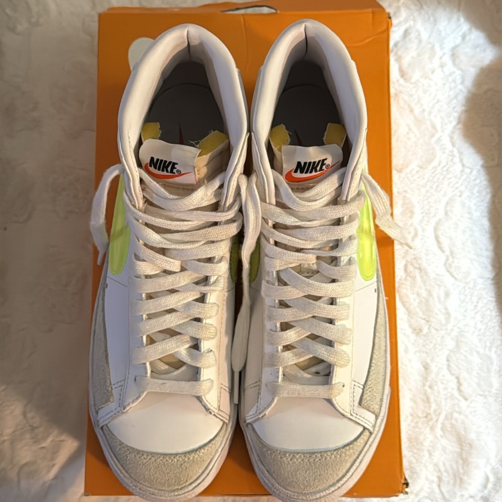 Nike Mid Blazers
Size 10 WMNS